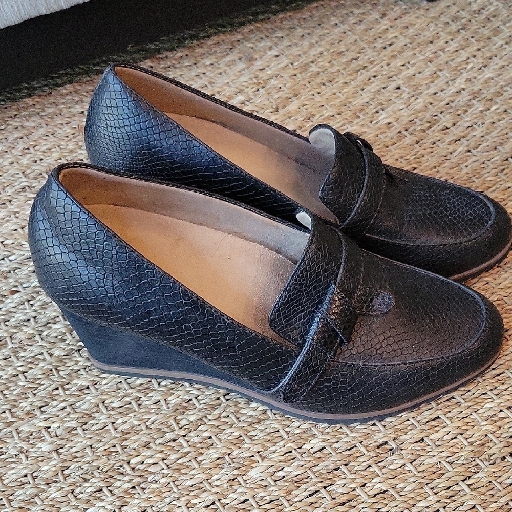 SOUL Naturalizer Black Wedge Loafers with Modern Elegance Size 10W